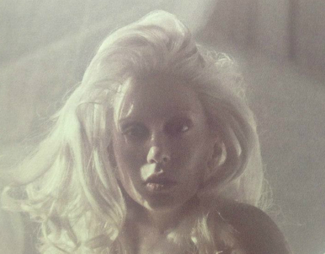 Lady Gaga presenta un nuevo vídeo junto a Elle: 'The Glass House'