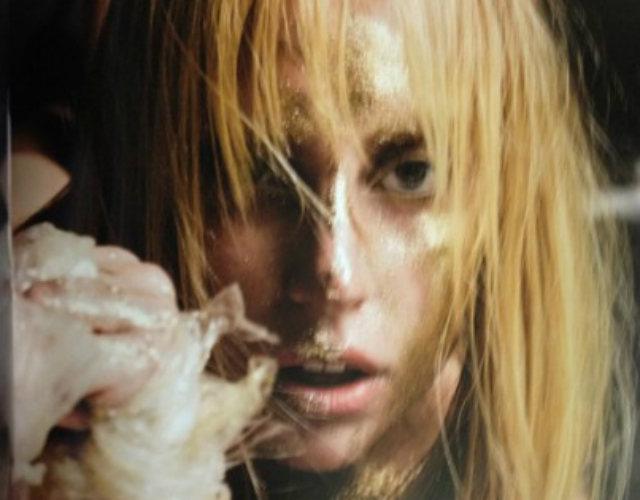 Lady Gaga, desnuda, se introduce purpurina en las partes bajas en los outtakes de 'V Magazine'