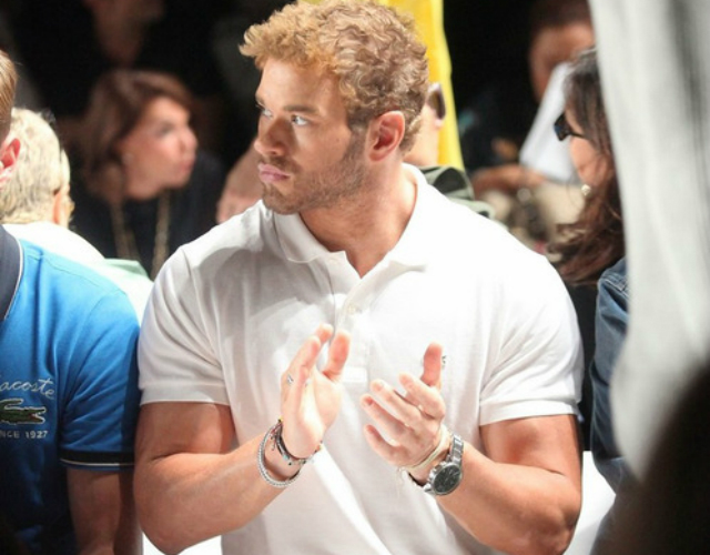 Pillada: Kellan Lutz lo marca todo en una pasarela