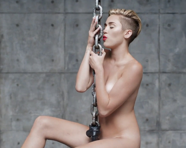 Miley Cyrus, desnuda y lamiendo martillos en el vídeo de 'Wrecking Ball'