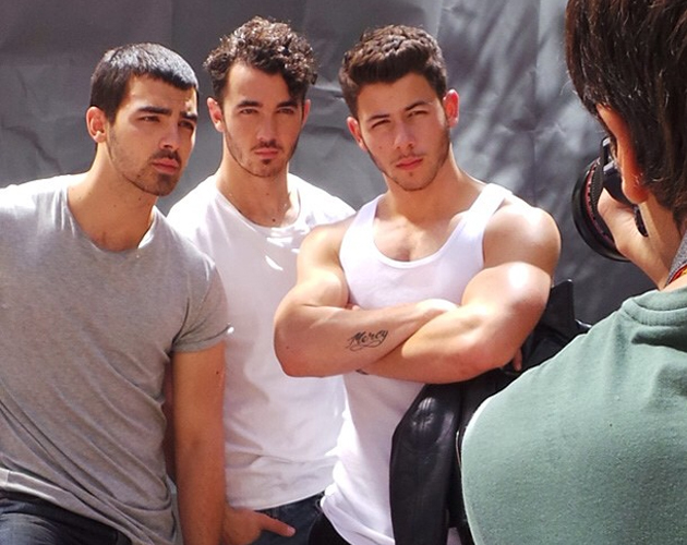 Nick Jonas luce músculos para Out Magazine