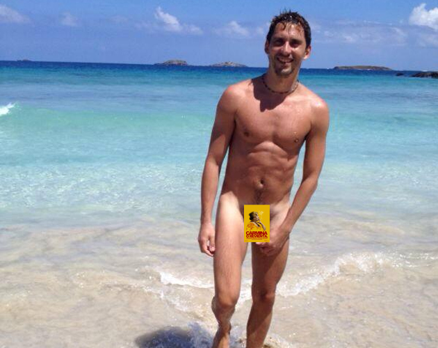 Paco León, desnudo completamente en Twitter para celebrar el millón de amigos