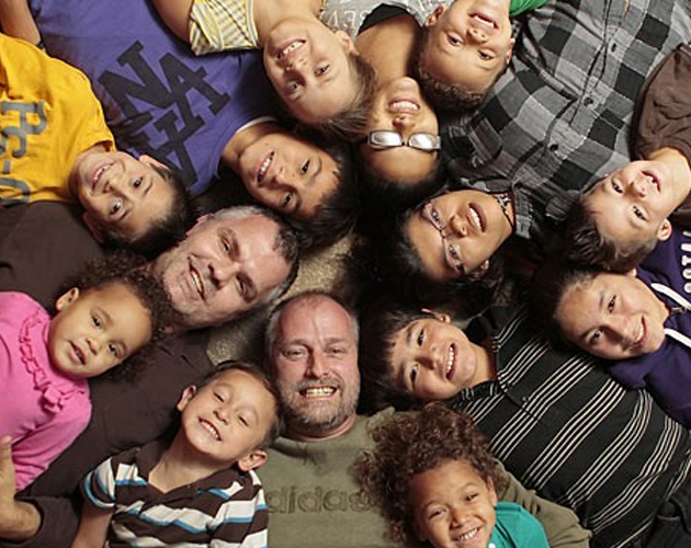 Una pareja gay adopta 14 niños