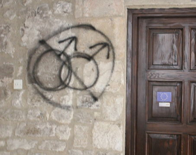 Juzgada una mujer en Ourense por notas y pintadas con amenazas homófobas