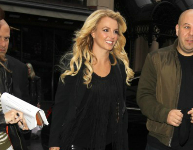 Britney Spears ya está en Londres y confirma nueva canción 'Aliens'