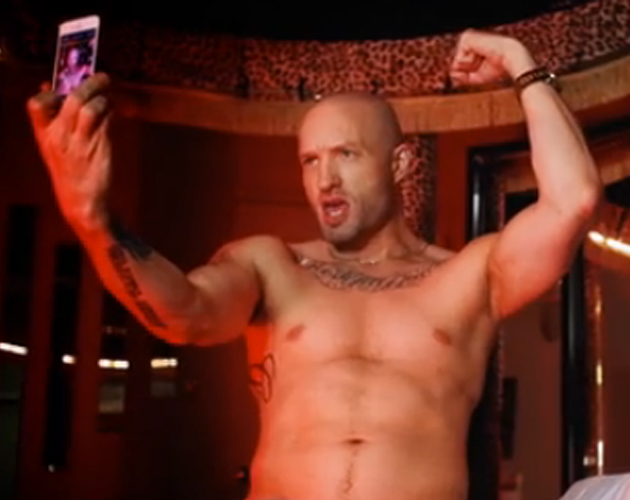 Cazwell desnudo en el vídeo de 'No Selfie Control'