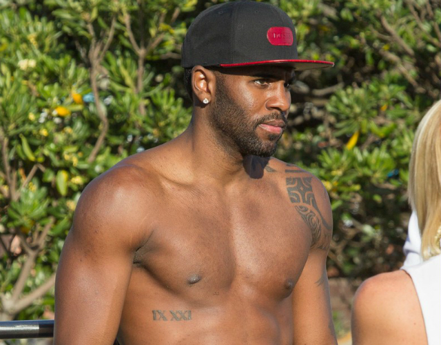 Jason Derulo, sin camiseta por la calle