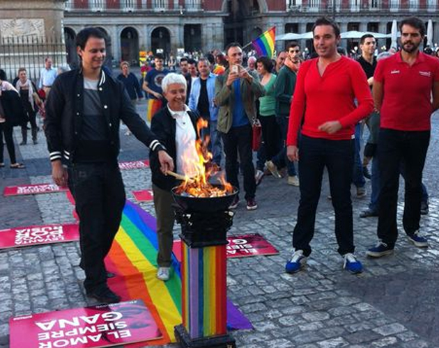 La FELGTB enciende en Madrid una llama olímpica contra las políticas homófobas de Rusia