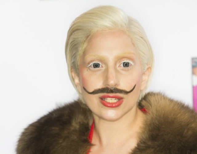 Lady Gaga con bigote en la listening party de 'ARTPOP' en Berlín