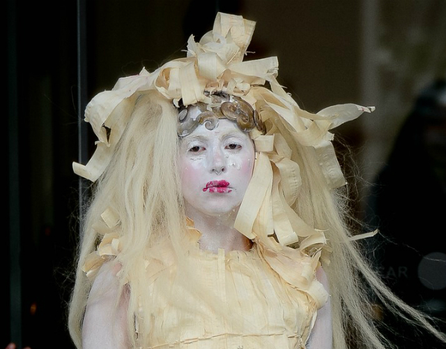 Lady Gaga sale de su hotel envuelta en papel Pinocho