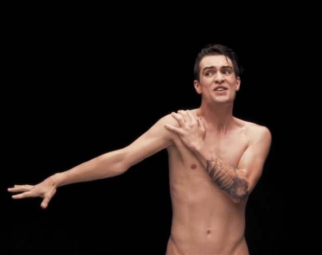 Panic! At The Disco desnudan a su cantante para el vídeo de 'Girls/Girls/Boys'