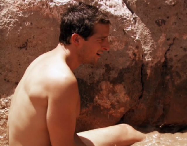 El aventurero Bear Grylls, desnudo entre barro