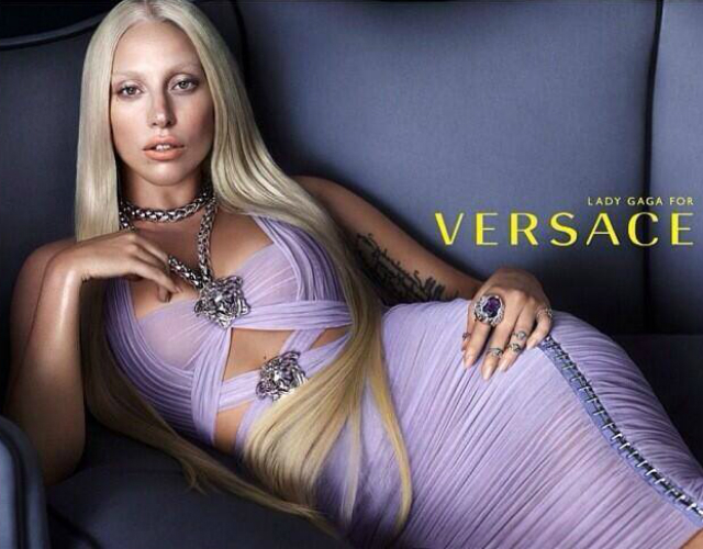 Lady Gaga es la nueva cara de Versace