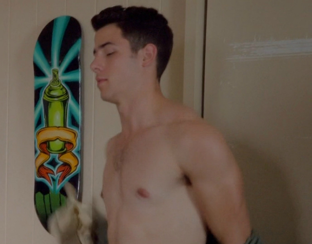 Nick Jonas, sin ropa de nuevo en 'Hawaii Five-0'