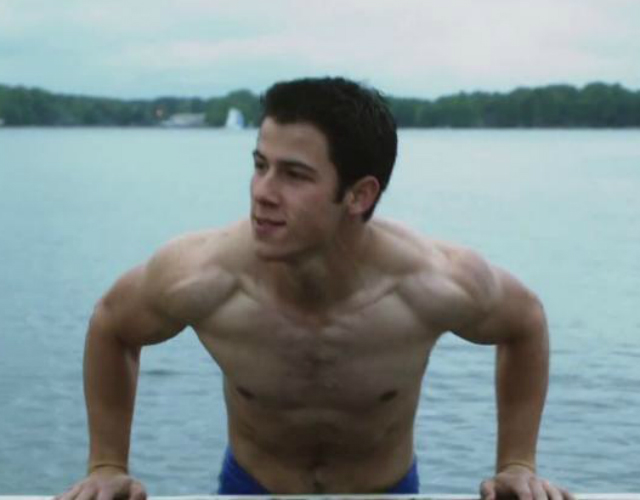 Nick Jonas, sin camiseta en su nueva peli