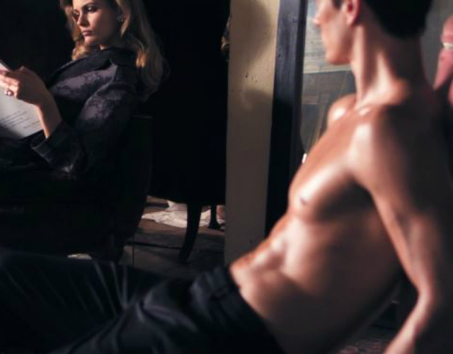 Hombres desnudos en el corto sobre el narcisismo de '25 Magazine'