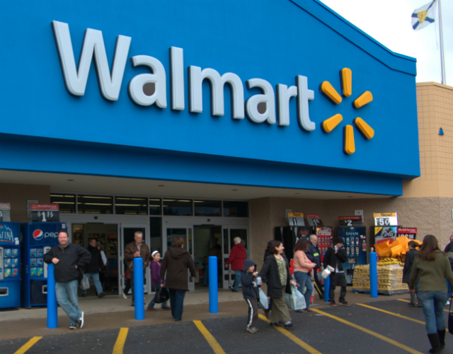 Un trabajador de Walmart intimida a una pareja gay en Oklahoma