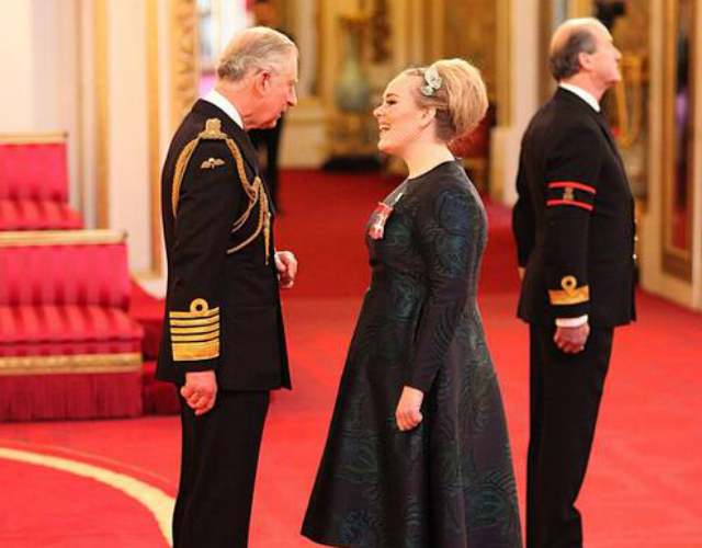 Adele recibe la Orden del Imperio Británico de la mano del Príncipe Carlos