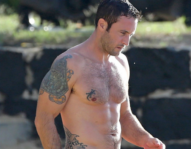 El actor Alex O'Loughlin, sin camiseta en la playa