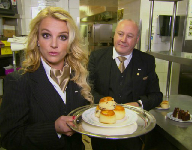 Britney Spears se disfraza de camarera y sorprende a un fan