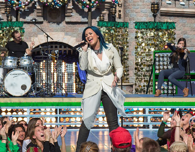 Demi Lovato canta 'Let It Go' en Disney Parade 2013