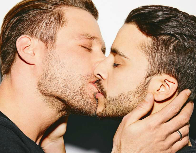 Dos actores alemanes se besan contra la homofobia