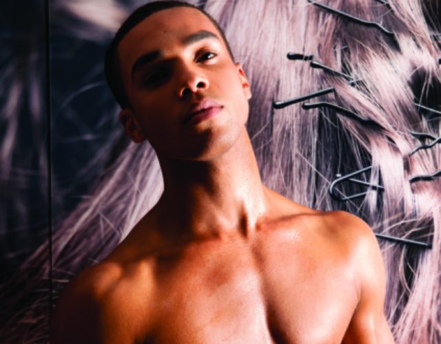El actor y cantante Lucien Laviscount, desnudo en Skype