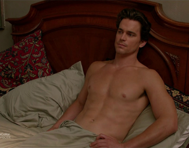 Matt Bomer desnudo en la cama en 'White Collar'