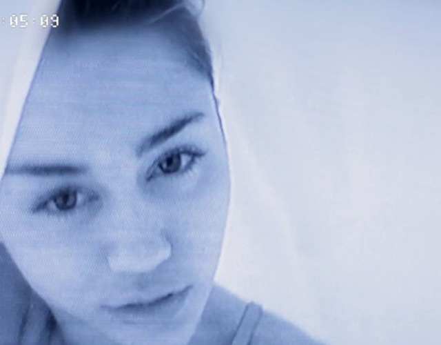 Miley Cyrus se masturba en el vídeo de 'Adore You'