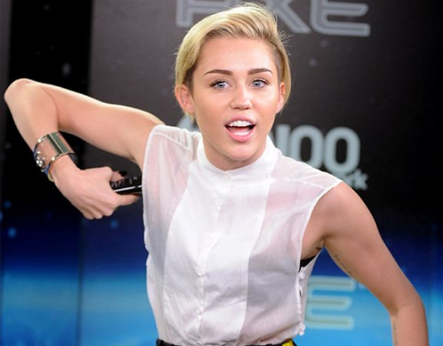 Miley Cyrus se aplica desodorante durante una entrevista