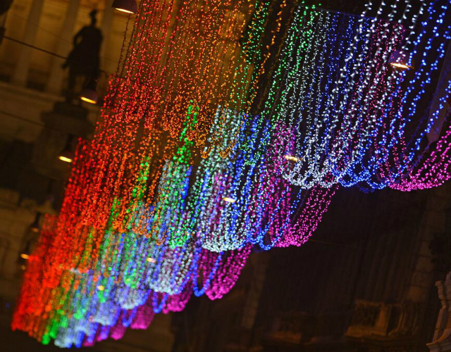 Polémica en Italia por unas luces de Navidad en homenaje a víctimas de acoso LGBT