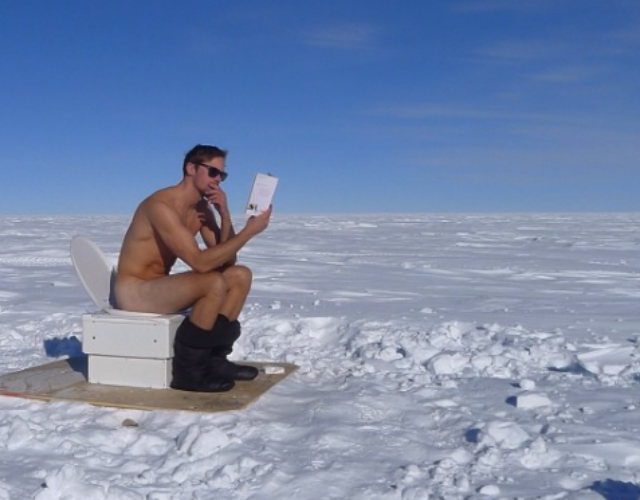 Alexander Skarsgård desnudo en un baño en la Antártida