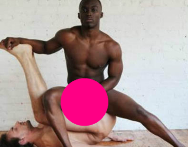 Un artista desnudo contra el racismo de la mujer de Abramovich