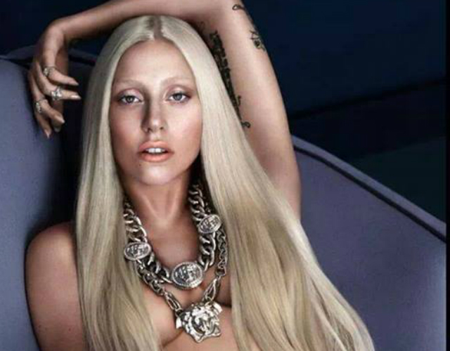 Lady Gaga, desnuda de cintura para arriba por Versace