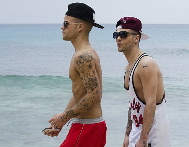 Jaymi Hensley, el gay de Union J, en la playa con su novio