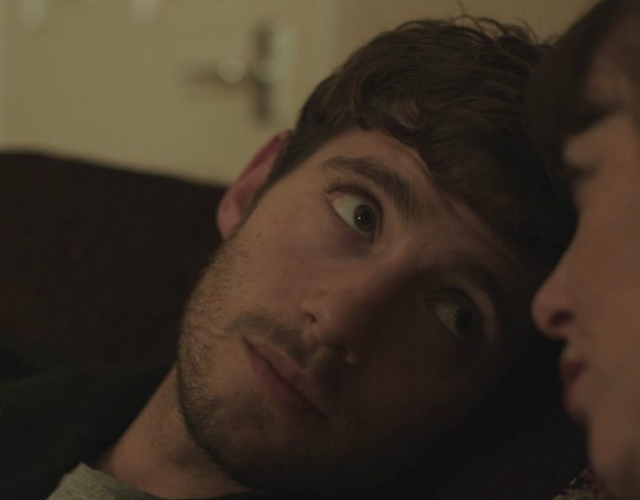 Julian Morris, desnudo en 'Kelly + Victor'