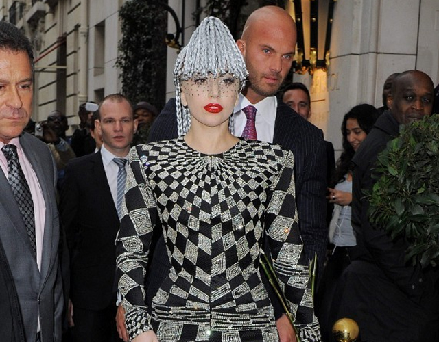 Lady Gaga se pone una fregona en la cabeza para ir al Louvre