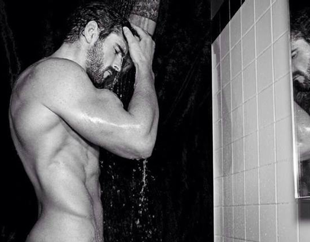 Stuart Reardon desnudo en la ducha