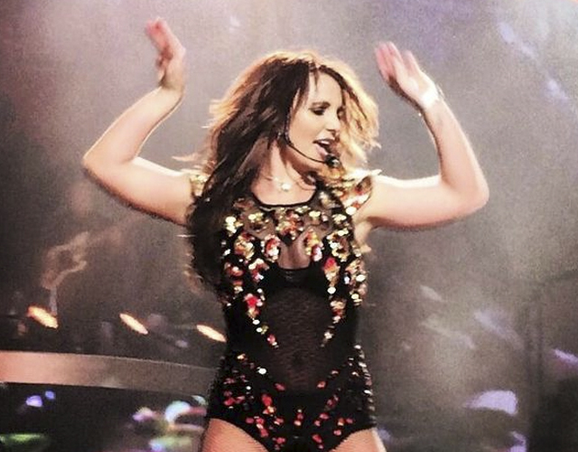 Britney Spears canta 'Alien' en directo