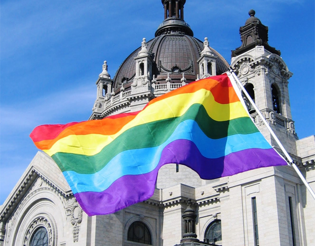 Las iglesias británicas podrán bendecir matrimonios gays pero no oficiarlos