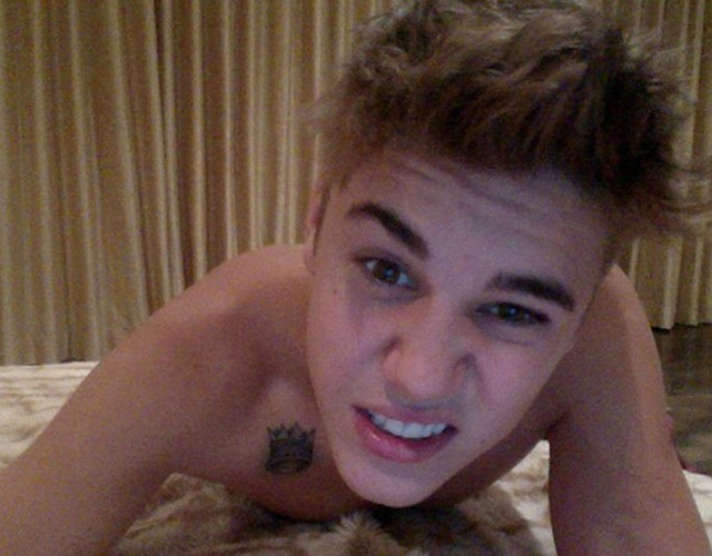 Justin Bieber, mamando un pecho a una stripper