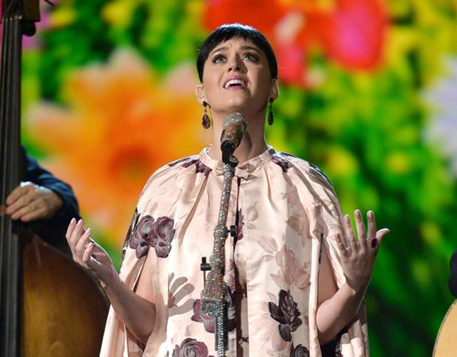 Katy Perry destroza 'Yesterday' de The Beatles delante de Paul McCartney y Ringo Starr