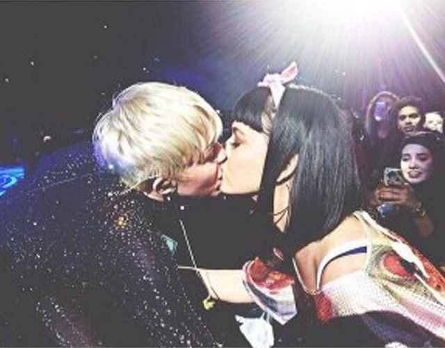 Katy Perry y Miley Cyrus se besan en el 'Bangerz Tour'