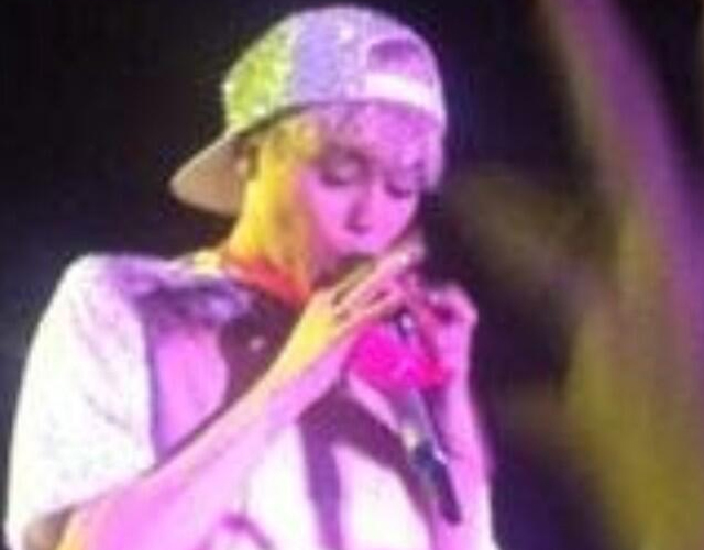 Miley Cyrus se come el tanga de una fan en concierto