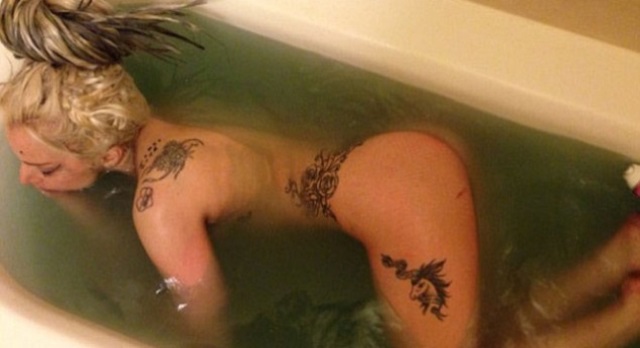 Lady Gaga desnuda en una bañera de agua verde...