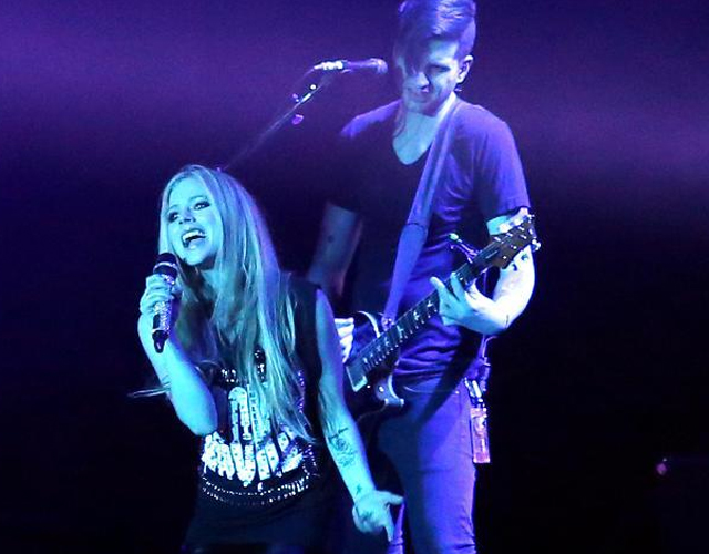 Avril Lavigne, atacada en pleno concierto en China