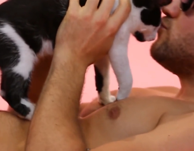 Modelos desnudos y gatos en un vídeo de Cosmopolitan