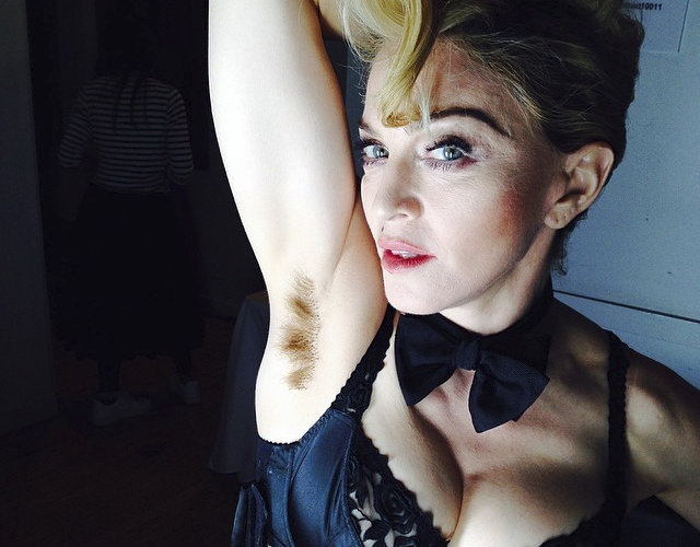 Madonna presume de pelos en el sobaco
