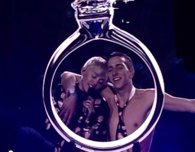 Miley Cyrus saca al escenario al fan que se desnudó para pedirle una cita