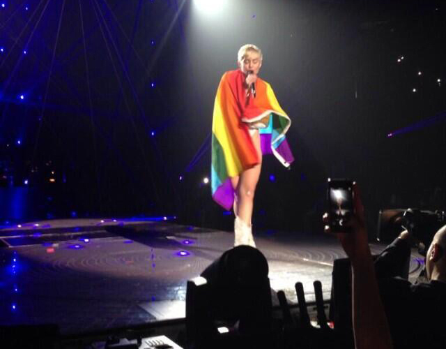 Miley Cyrus se envuelve en la bandera gay en concierto